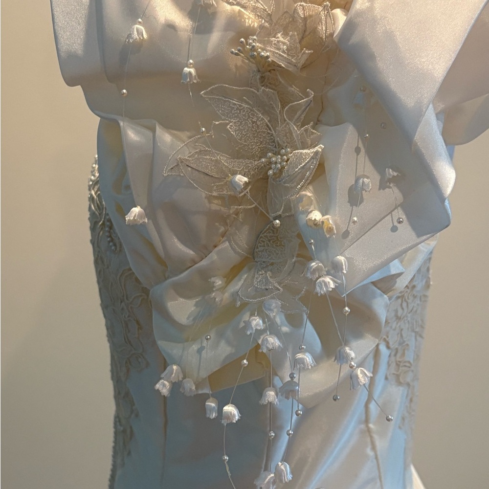 White Satin Look Wedding Dress with Romantic Lace Details. Vintage. Size 8 - Picture 4 of 16